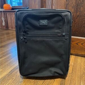 TUMI Alpha 22" Expandable 2-Wheeled Carry-On Suitcase – Black